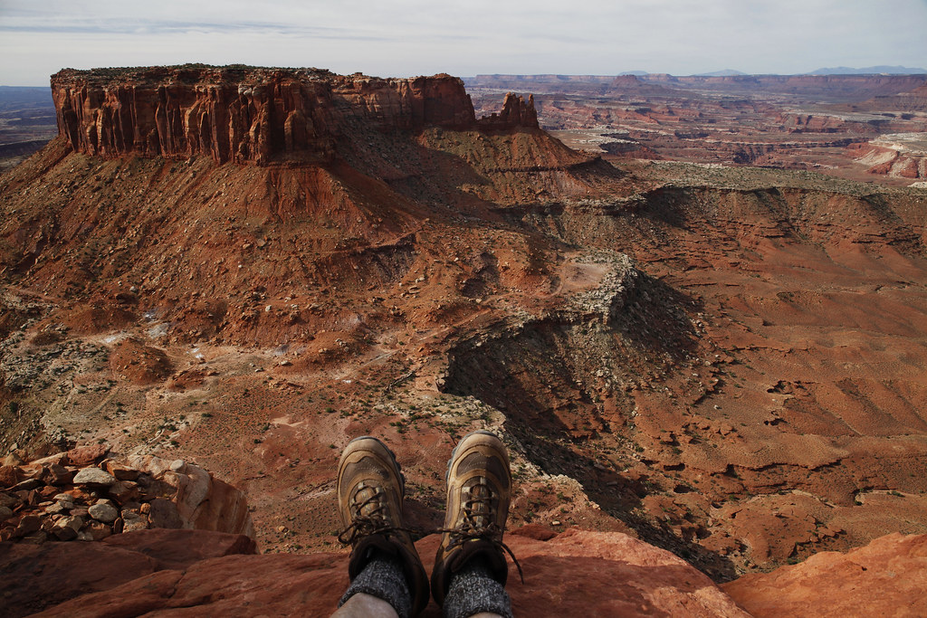 Un randonneur admire la vue sur le parc national de Canyonlands dans le sud-est de l’Utah