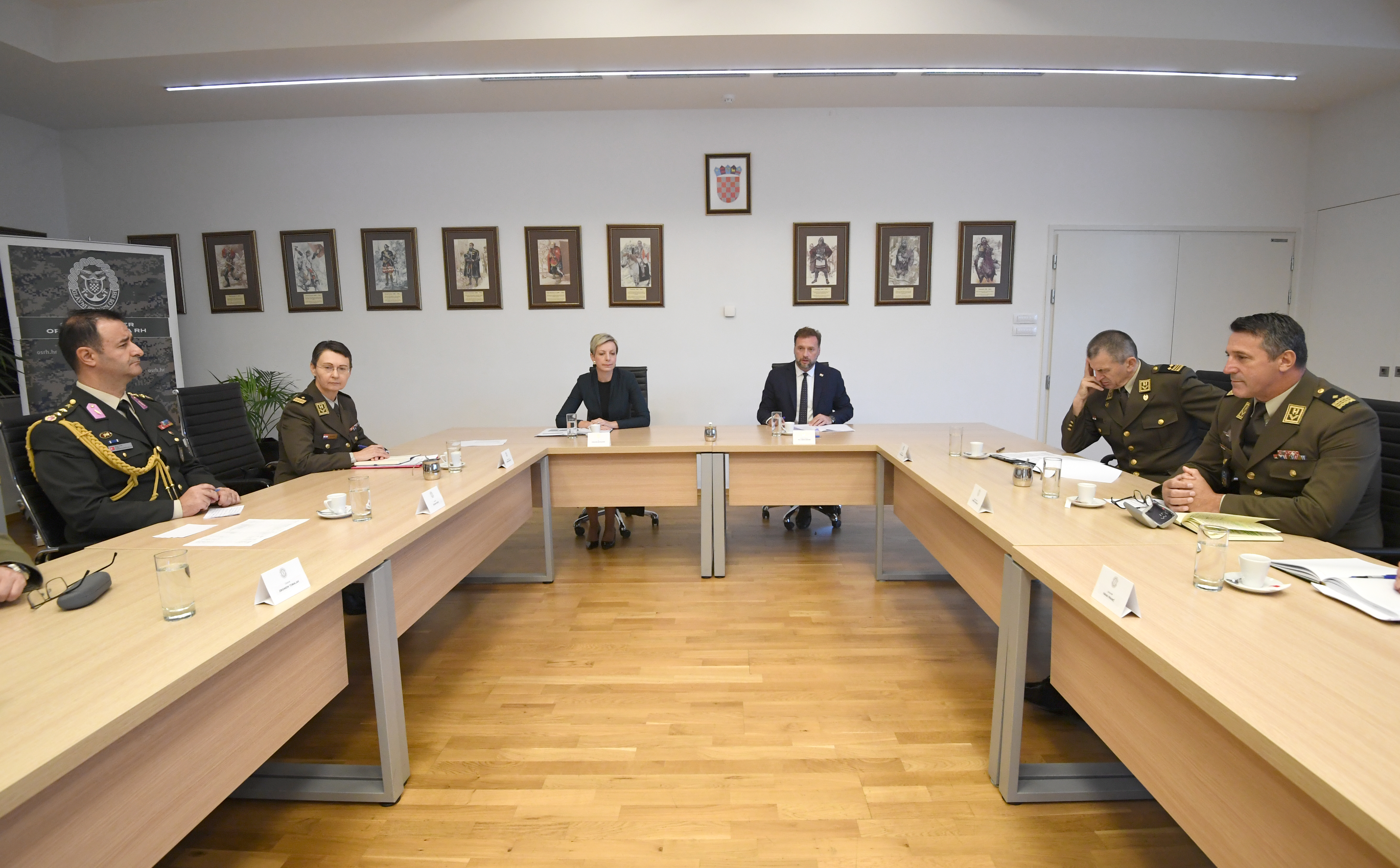 Ministar Banožić s članovima Vojno diplomatskog zbora