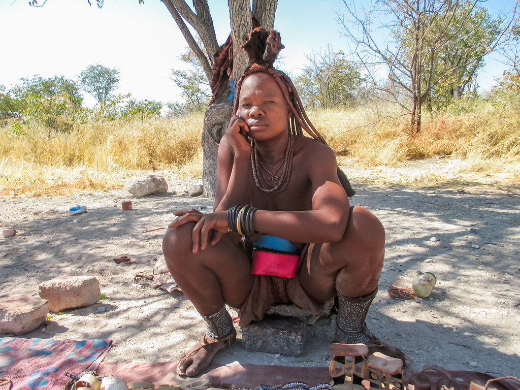 Tribu Himba dans le désert en Namibie Himba dans le désert en Namibie