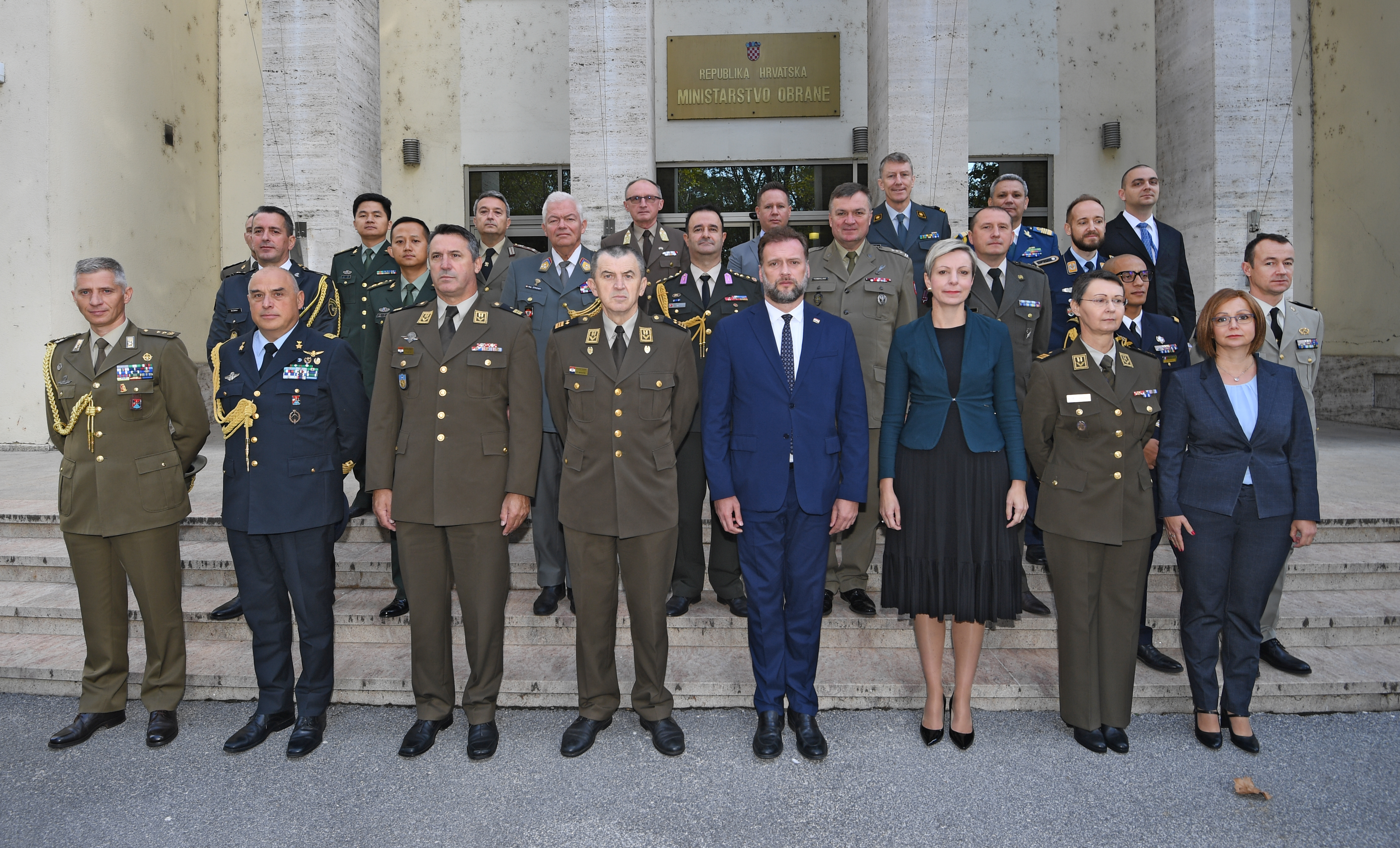 Ministar Banožić s članovima Vojno diplomatskog zbora