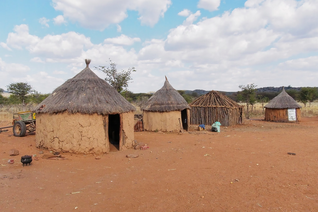 Vue des cabanes traditionnelles du village Himba