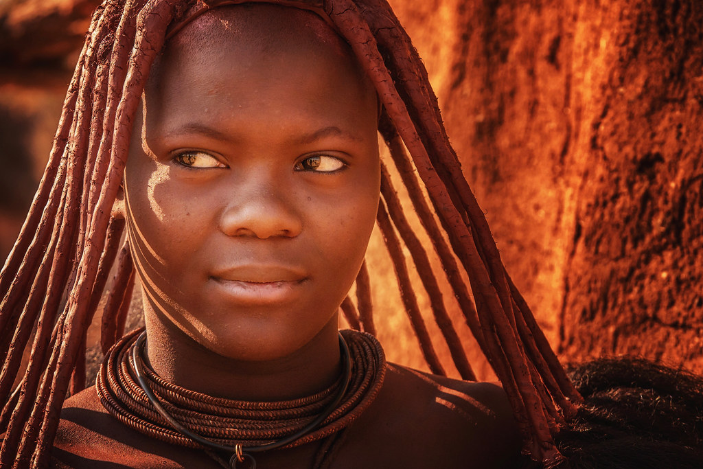 Jeune femme Himba portant la coiffure traditionnelle