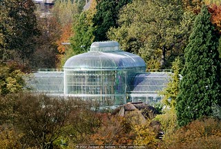 333.8° (3.32 km away): Palm Greenhouse in the Royal Domain