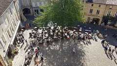 Looking down on diners - Photo of Castillon-la-Bataille