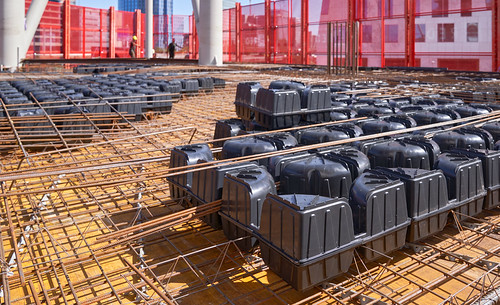 20220830 Luchtkamers in de betonnenvloeren maken de vloeren minder zwaar