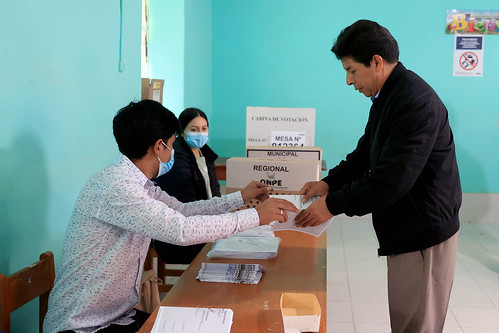 El presidente de la República, Pedro Castillo Terrones, emite su voto en la institución educativa N° 101069, ubicada en Tacabamba, región Cajamarca.