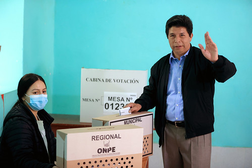 El presidente de la República, Pedro Castillo Terrones, emite su voto en la institución educativa N° 101069, ubicada en Tacabamba, región Cajamarca.