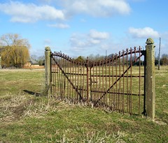 The gate to nowhere - Photo of Saint-Martin-du-Tilleul