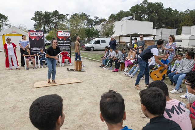 En octobre 2022, avec La Fabrique Arte Flamenco, petits et grands du quartier du Peyrouat à Mont-de-Marsan ont découvert le flamenco avec Mathilde Antón, Juan Manuel Cortès et Alberto García