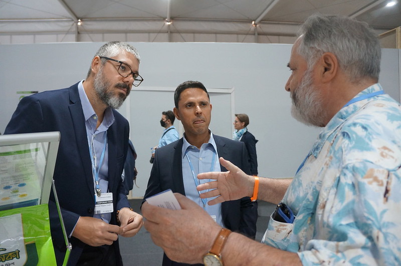 WorldFish&#039;s John Benzie with exhibition visitors at the 27th United Nations Climate Change Conference (COP27). Photo by Aniss Khalid, WorldFish.