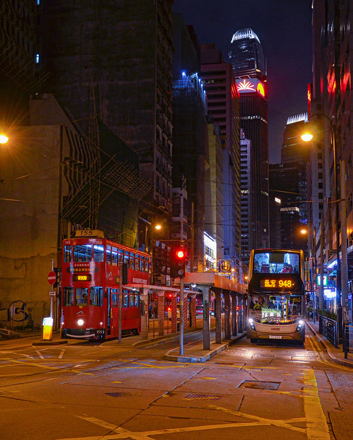 Hong Kong : Dans le calme de la nuit, tramway et autobus à impériale se donnent correspondance. (16.11.2019)