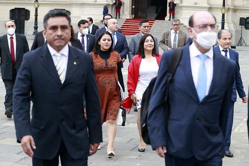 El presidente Pedro Castillo acompaña a los ministros al Patio de Honor de Palacio de Gobierno, antes de que acudan al Congreso