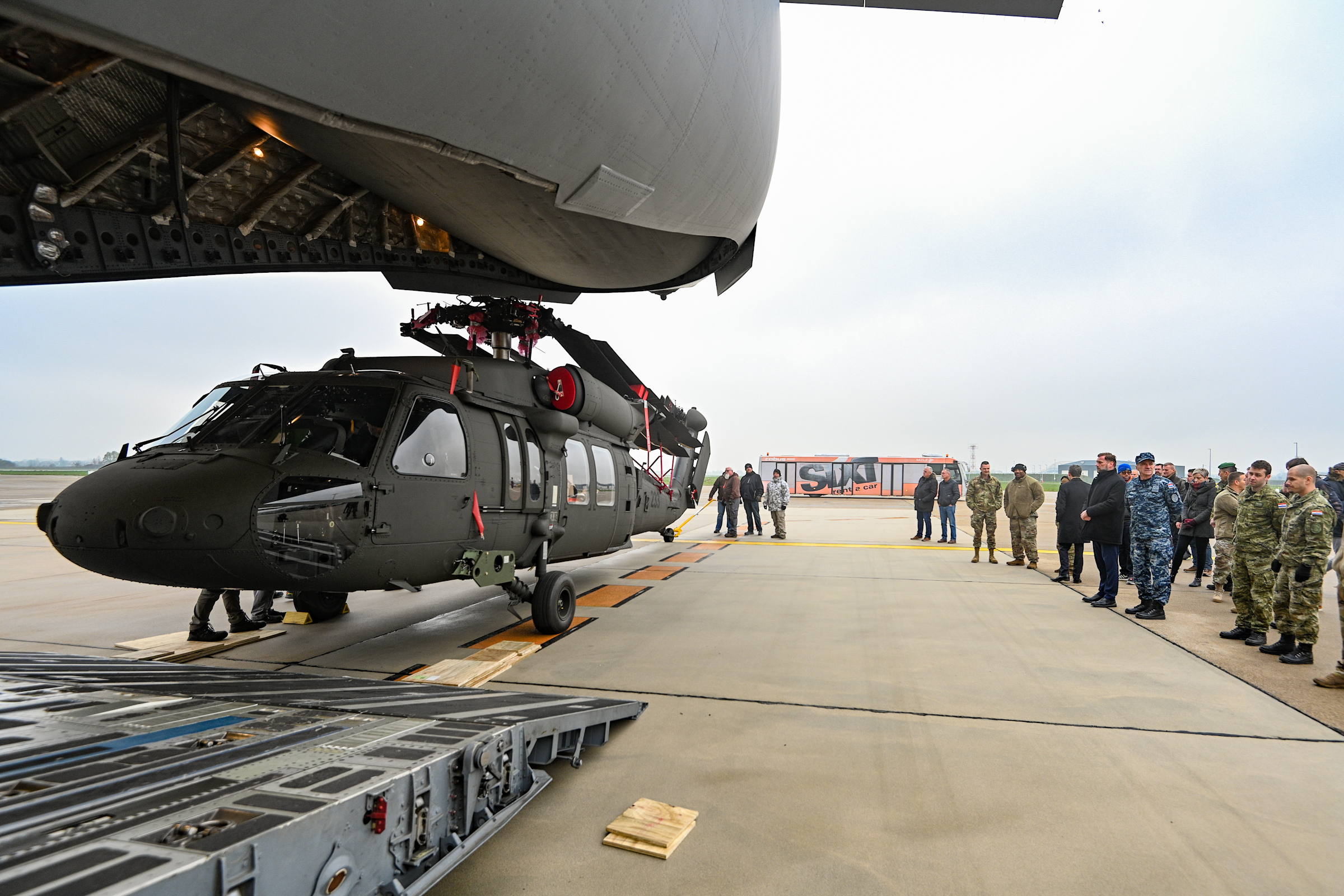 Ministar Banožić i admiral Hranj na prihvatu dva helikoptera UH-60M Black Hawk
