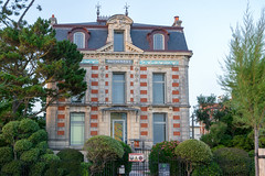 5990 Royan et son architecture insolite - Photo of Médis