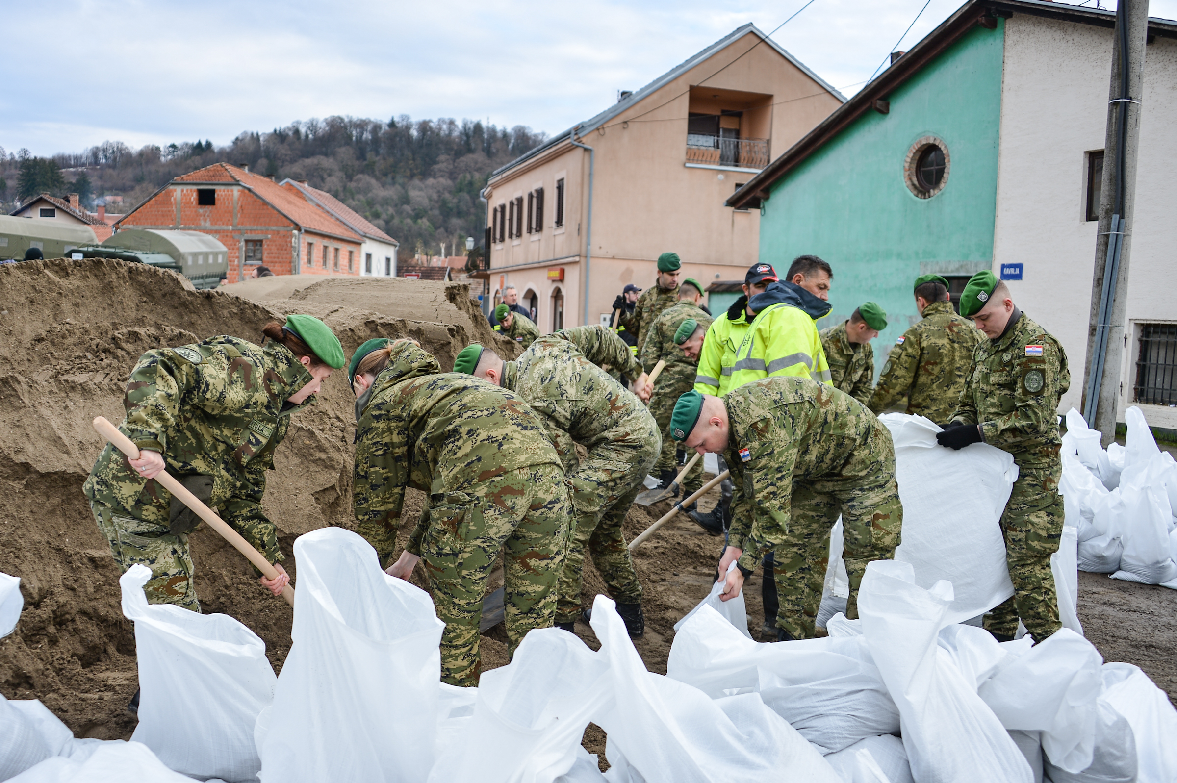 Hrvatska vojska u Hrvatskoj Kostajnici pomaže u obrani od poplava