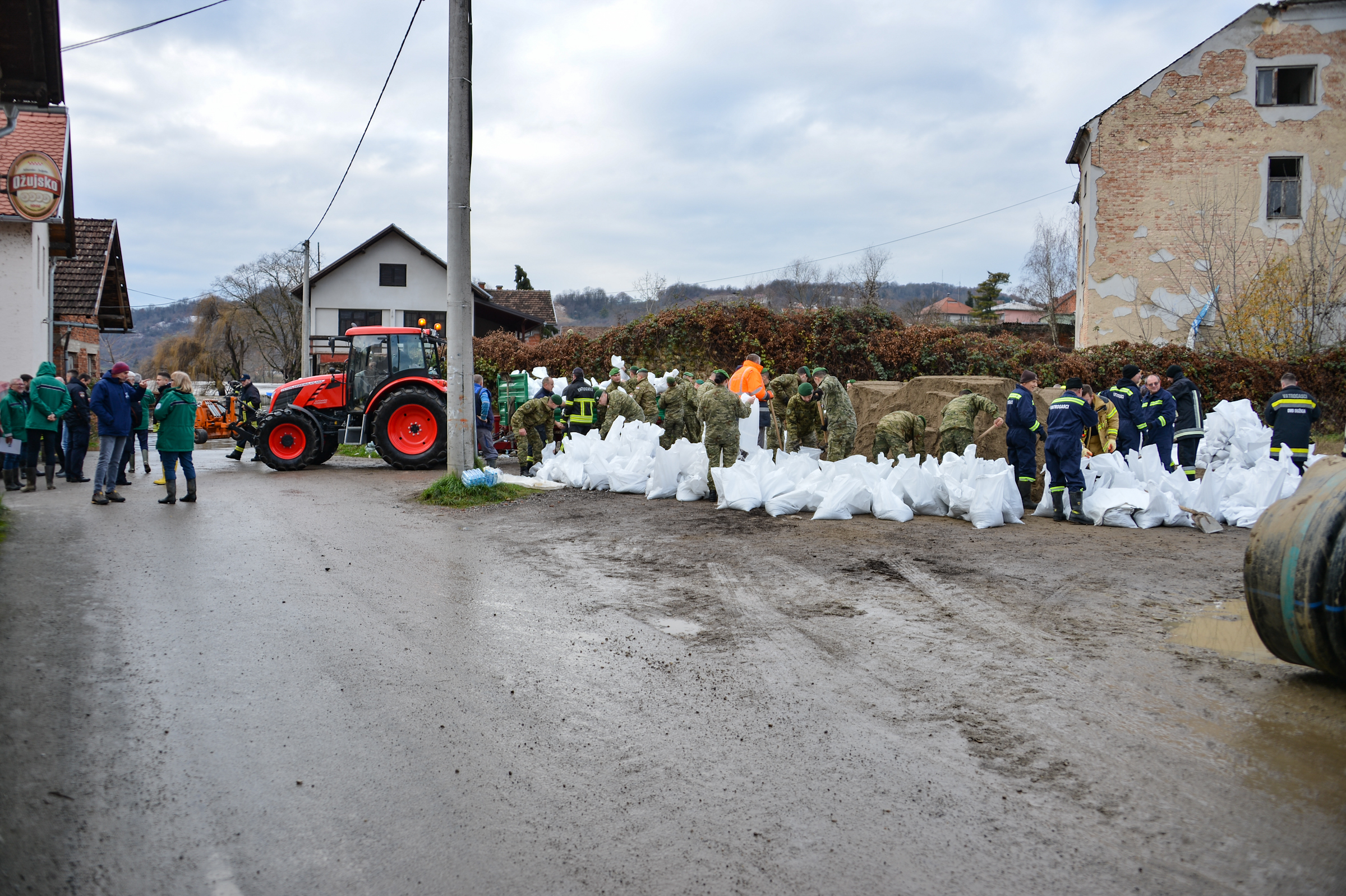Hrvatska vojska u Hrvatskoj Kostajnici pomaže u obrani od poplava