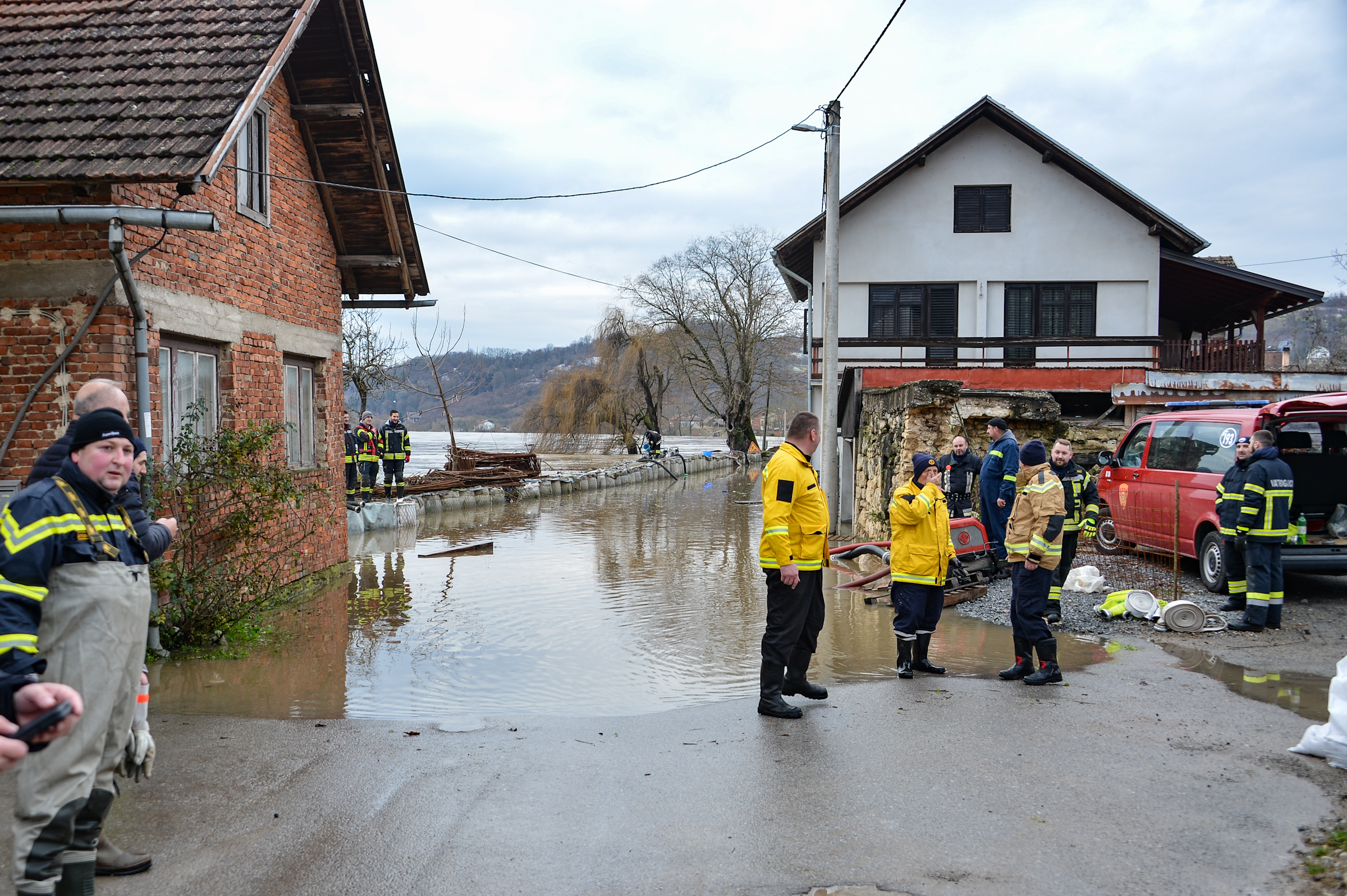 Hrvatska vojska drugi dan pomaže u obrani od poplava