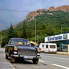 Peugeot 404 à St-Raphaël - Photo of Les Adrets-de-l'Estérel