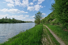 Track along the Moselle river near Berg-sur-Moselle - Photo of Monneren
