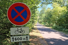 No parking, no stopping for bikes - Photo of Issenhausen