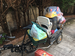 Toys and kids stuff to go to the dump in a Croozer Cargo bike trailer - Photo of Fontaines-les-Sèches
