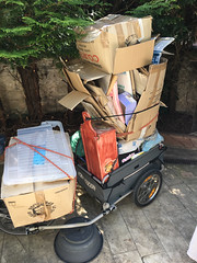 Lots of waste cardboard in a Croozer Cargo bike trailer - Photo of Fontaines-les-Sèches