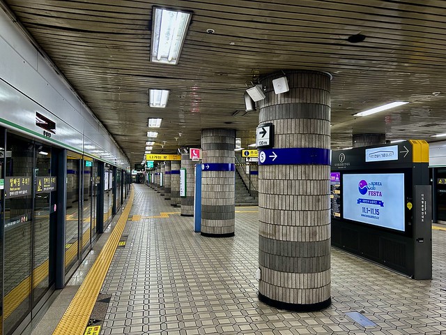 Chungjeongno Station, Line 2 Platforms