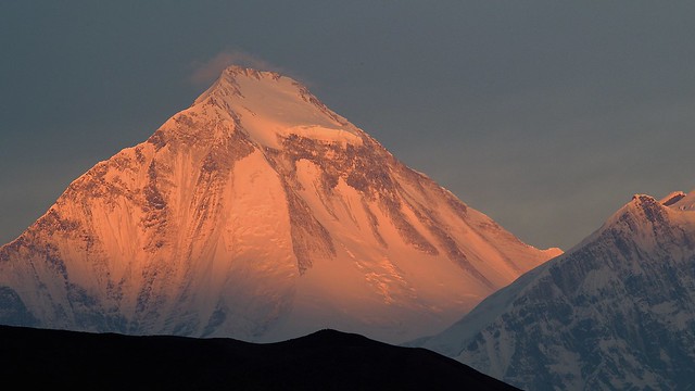 Morgensonne auf dem Dhaulagiri, 8167 m. Foto: Bruno Baumann.