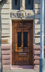 La porte aux fines colonnes