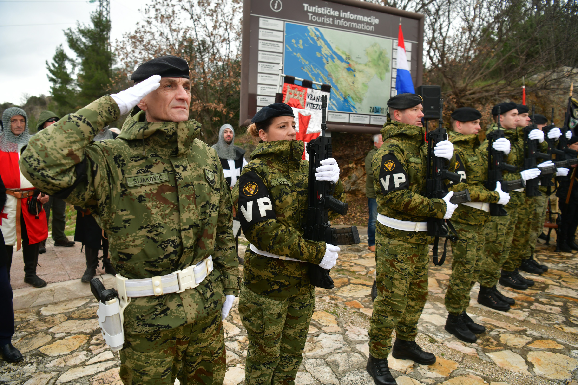 Podignuta hrvatska zastava i prelet Pilatusa na Masleničkom mostu
