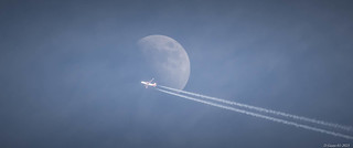 La lune et l’avion.. the moon and the plane..