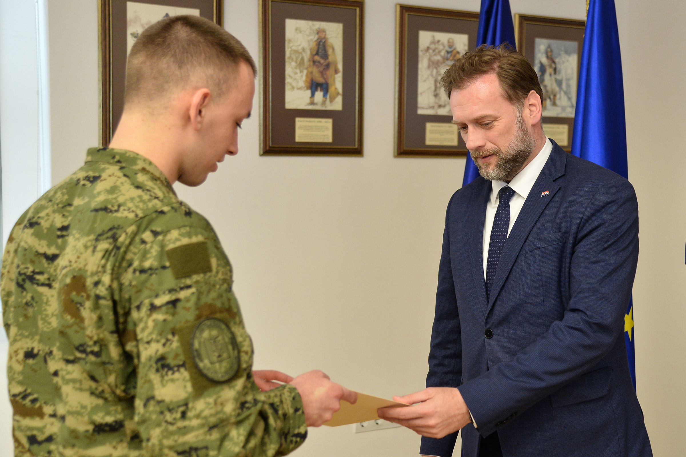 Ministar Banožić uručio rješenja o prijmu u vojnu službu časnicima zdravstvene službe