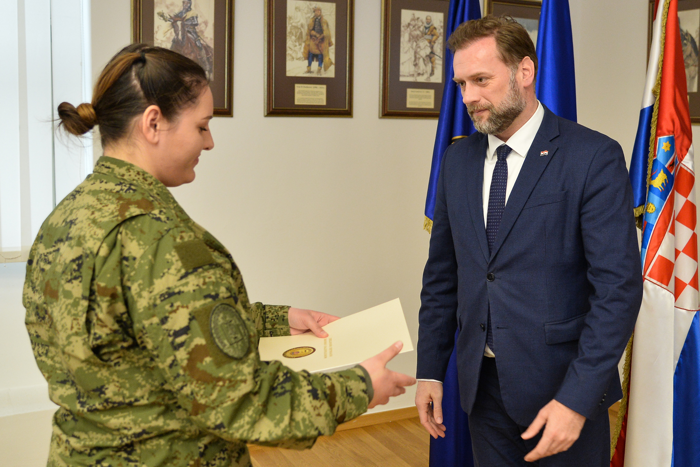 Ministar Banožić uručio rješenja o prijmu u vojnu službu časnicima zdravstvene službe