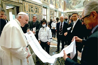 Il Santo Padrecon il Presidente Daniele Masala osserva la linea temporale del Circolo