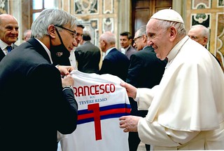 il socio Livio Lavitola consegna al Santo Padre la maglietta commemorativa