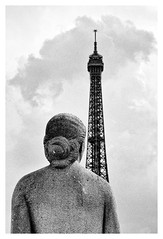 047-365 jours de la Tour Eiffel / La femme et la tour (2006)