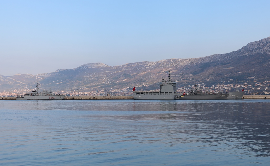 Brodovi NATO skupine SNMCMG2 uplovili u vojnu luku Lora