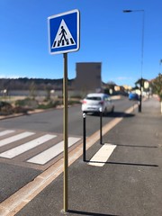 traversée piétonne avec panneau de signalisation (ORANGE,FR84) - Photo of Caderousse