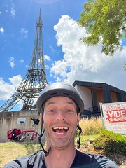 I found an Eiffel Tower! Apach