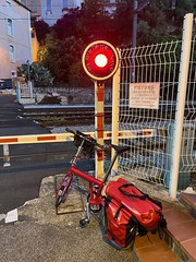 Birdy bike at the level crossing approaching Cerbère station - Photo of Banyuls-sur-Mer