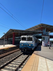 SNCF BB 22200 (en Voyage livery) with a Valence-Chambéry TER Rhone-Alpes service, at Valence TGV upper level - Photo of Malissard