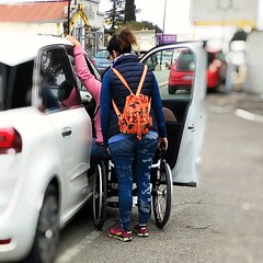 personne en fauteuil roulant entrant dans la voiture (ORANGE, FR84) - Photo of Codolet