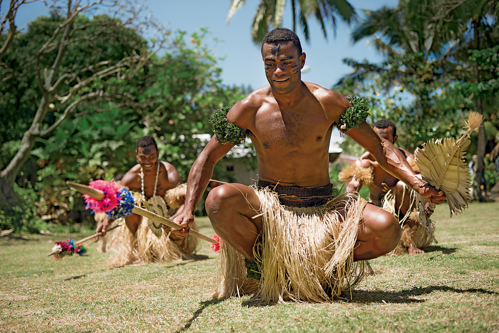 Les danseurs Tahitiens en costume traditionnel