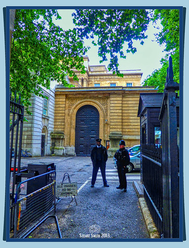 Police Guard, Ambassador's Court, Buckingham Gate, Victoria, London, England UK