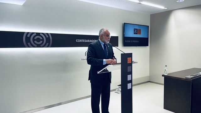 El Lugarteniente del Justicia entrega al Presidente de las Cortes el  Informe Anual del Justicia 2022