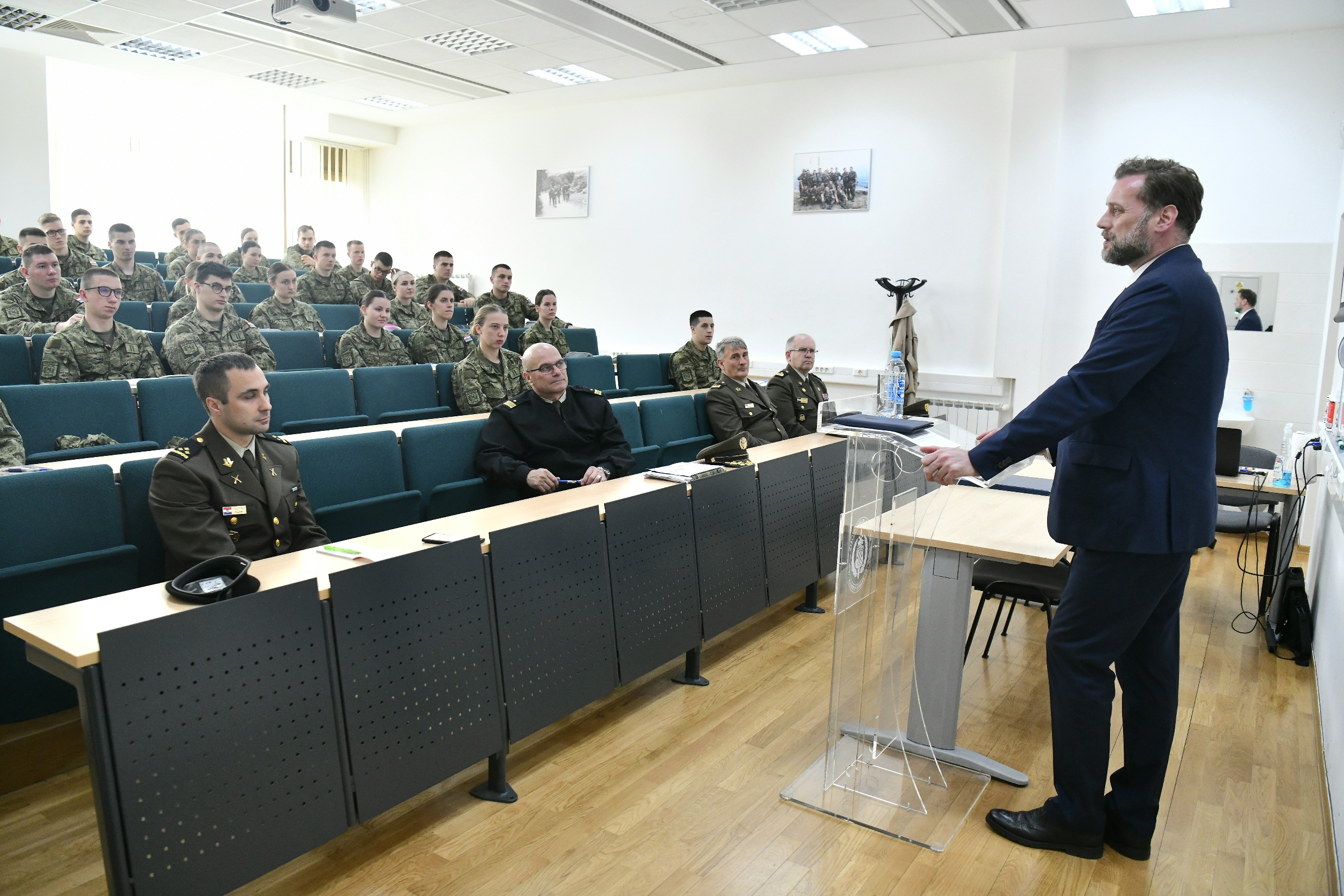 Ministar Banožić kadetima na HVU-u najavio povećanje stipendija