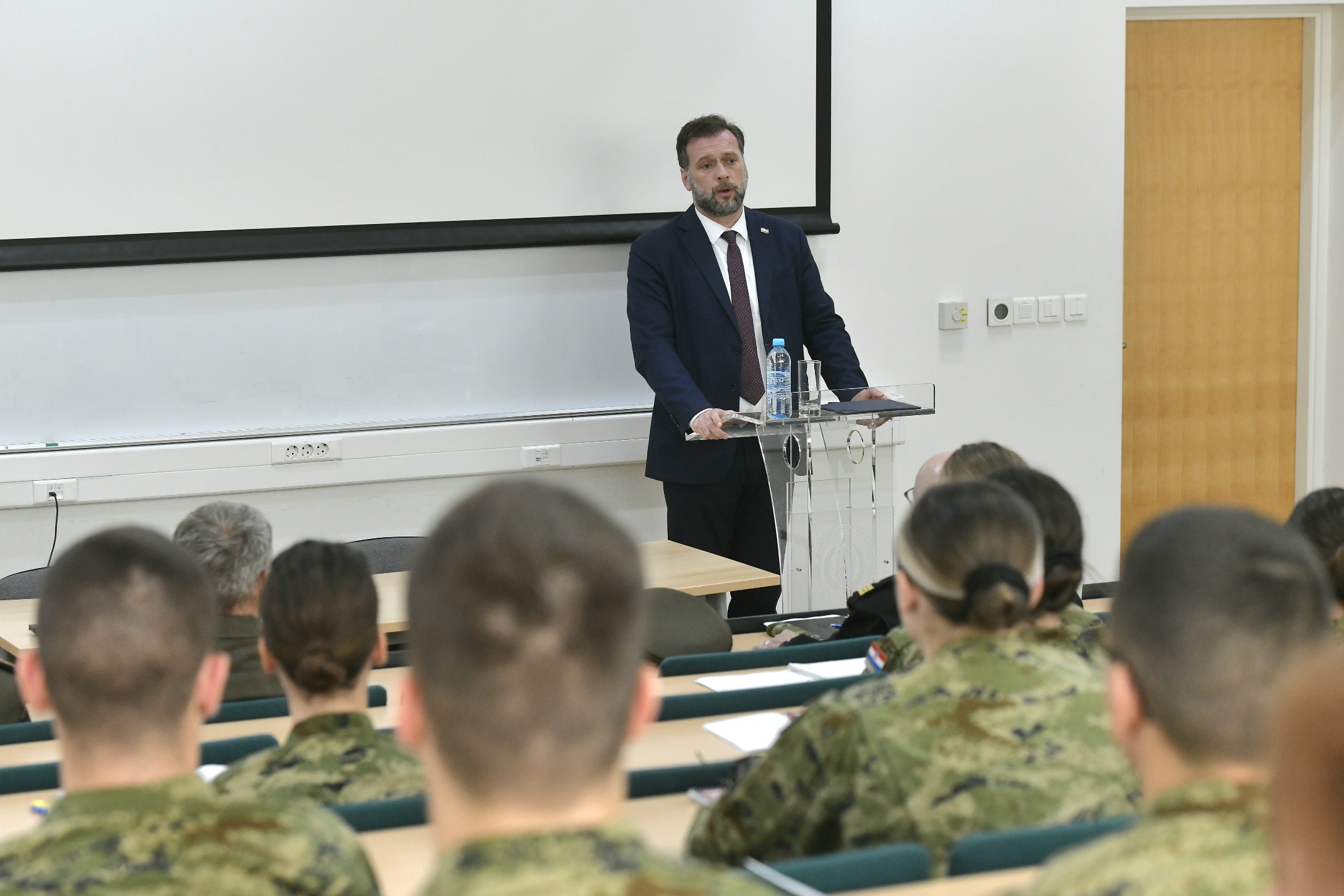 Ministar Banožić kadetima na HVU-u najavio povećanje stipendija