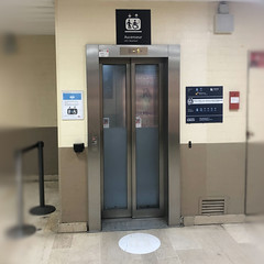 ascenseur, gare SNCF (ORANGE,FR84) - Photo of Châteaurenard