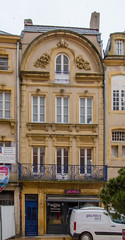 L-immeuble au fronton en arc en plein-cintre - Photo of Metz