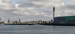 Avant-port Est de Dunkerque avec le Phare du Risban à droite